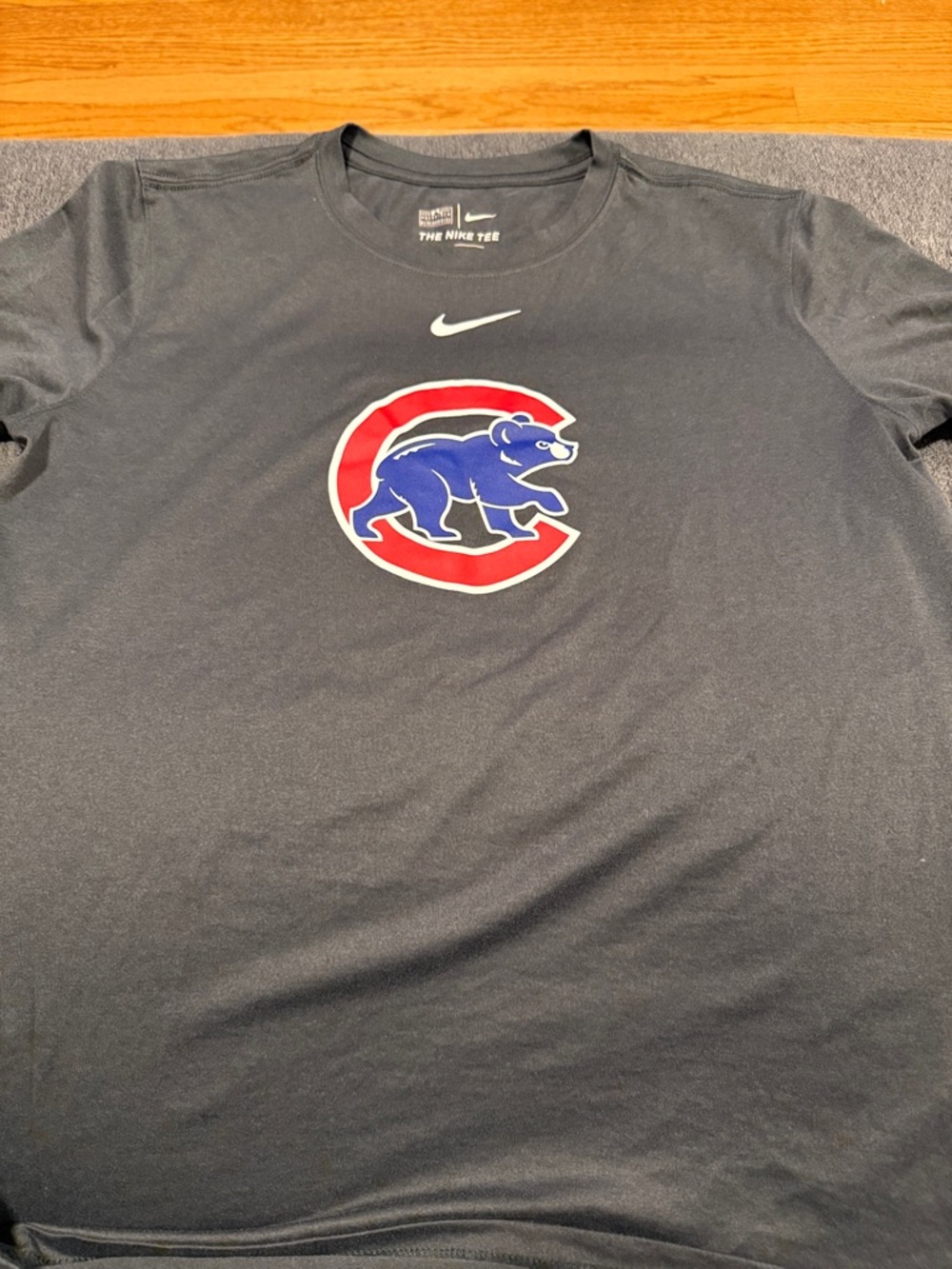 Nike Men's gray Chicago Cubs Logo Short Sleeve Tee